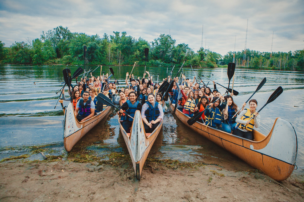 Voyageur Canoe tour of the Toronto Islands with a school group.